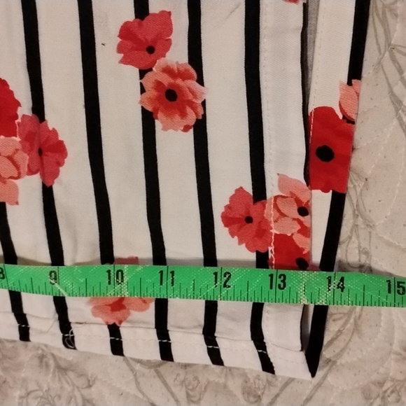 Elle Womans White With Black Stripes & Pink Flowers Shorts, Size: 14 - Picture 9 of 9